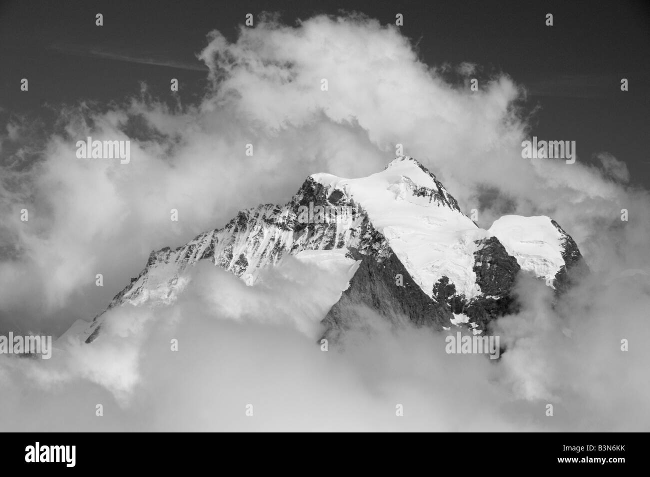 La cumbre de la Jungfrau, 4158 metros o 13,642 ft. desde el oeste, los Alpes Berneses, Suiza Foto de stock