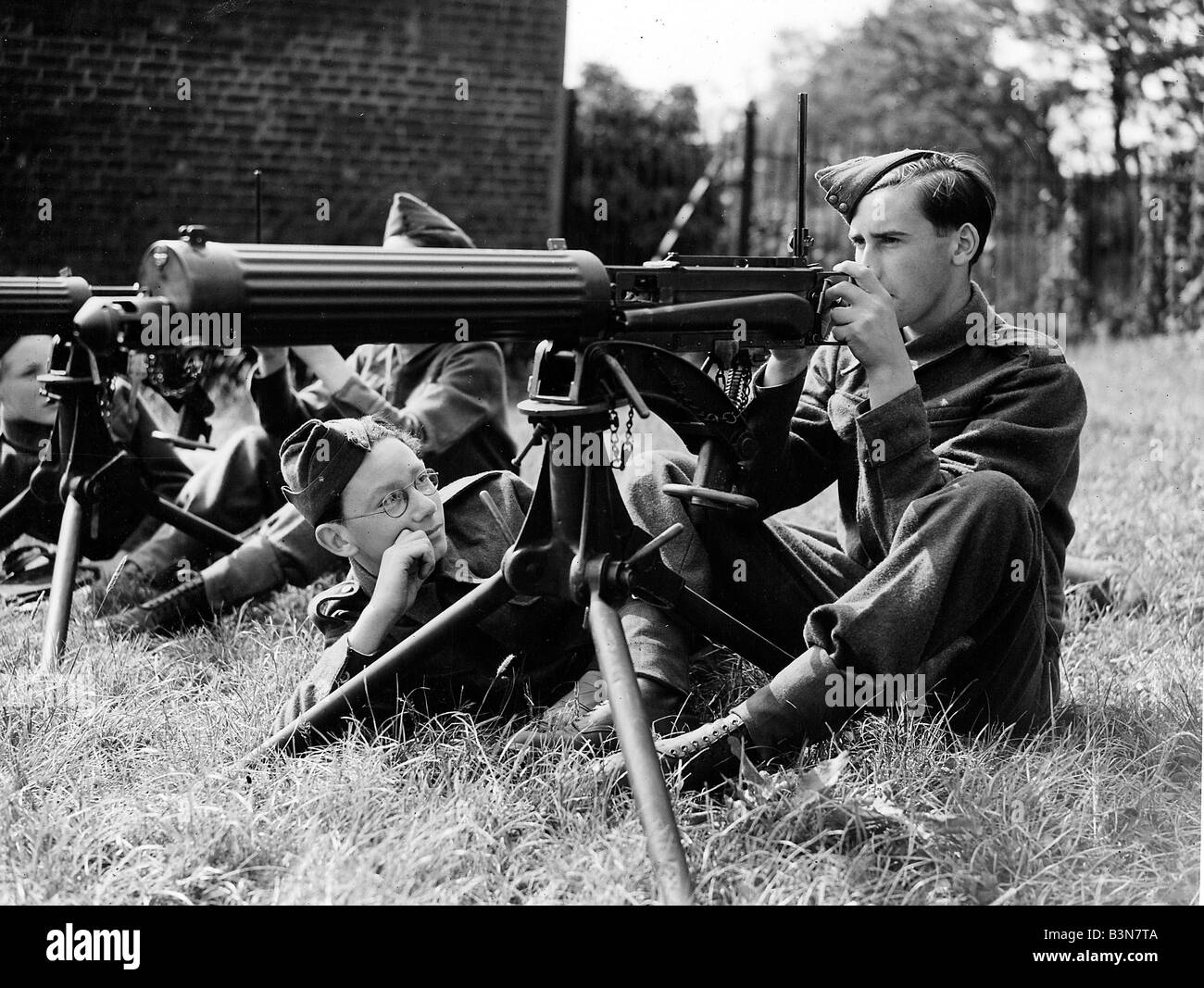 La escuela de la Grada miembros del Cuerpo de Cadetes en la escuela pública inglesa en tren ametralladoras Vickers en 1940 Foto de stock