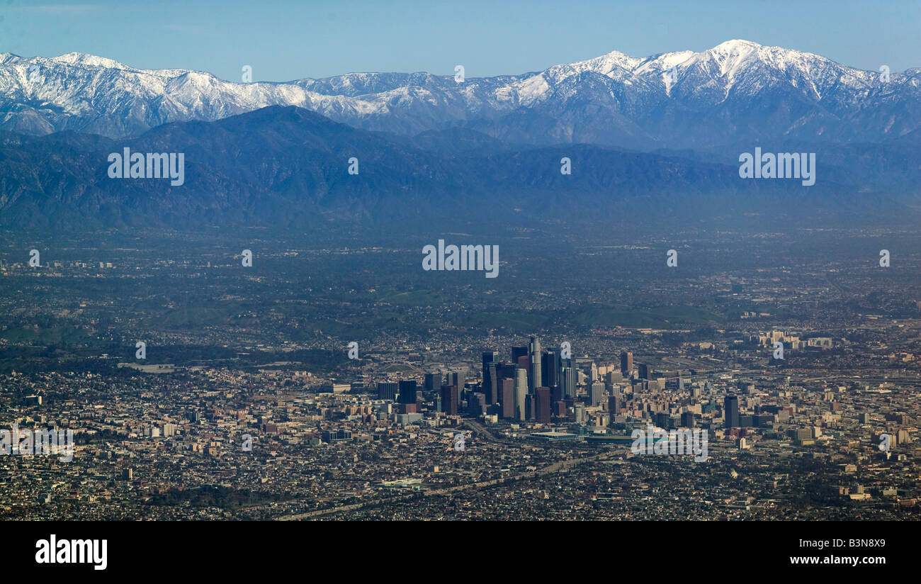 Vista aérea sobre el centro de Los Ángeles con San Gabriel montes