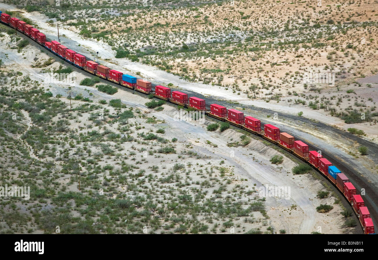 Tren de mercancías rojo encima de la antena de California Foto de stock