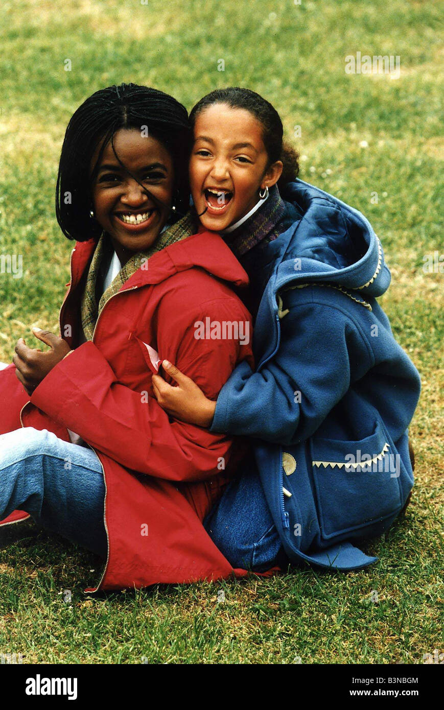 Diane Louise Jordan con su sobrina joven Justine llevaba chaqueta azul  mirrorpix Fotografía de stock - Alamy