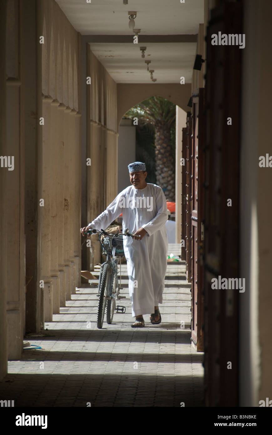 Hombre con bicicleta Región Dakhiliyah Nizwa souq al Sultanato de Omán Foto de stock