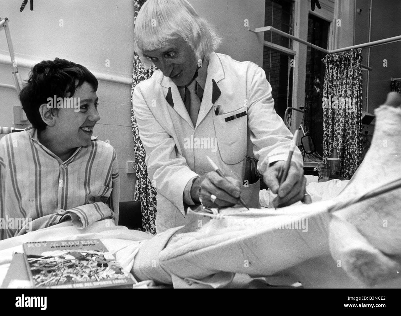 Jimmy Saville Disc Jockey y presentador de televisión Ene 1972 con un autógrafo a Peter Brown de