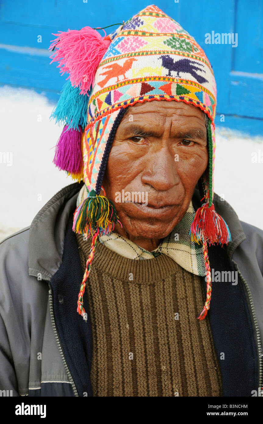un-hombre-vestido-con-el-indio-quechua-tejer-tradicional-sombrero-del-altiplano-peruano-b3nchm.jpg