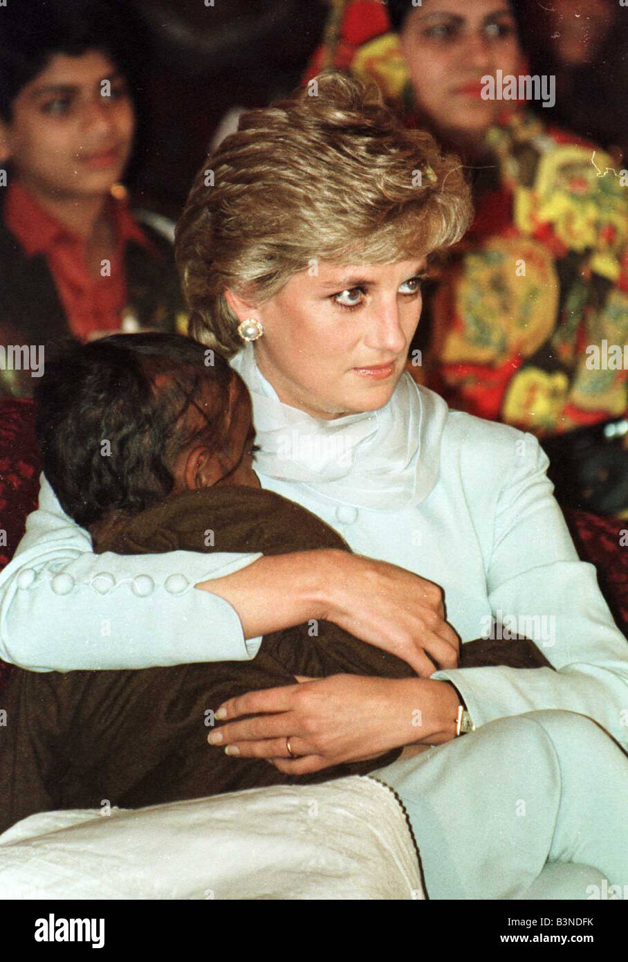 La princesa Diana abraza un niño ciego en el Shaukat Khanum