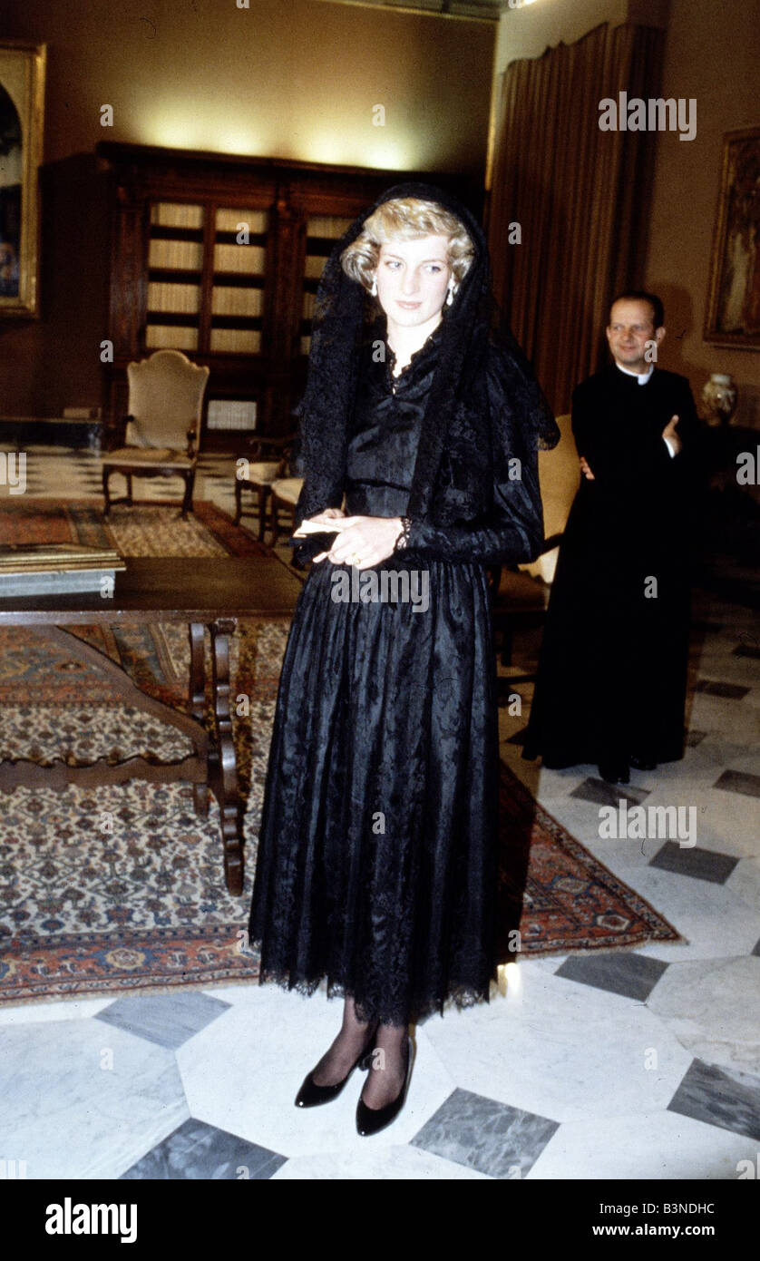 La Princesa Diana en el Vaticano de abril de 1985 vestido negro y un velo  sacerdote papa Fotografía de stock - Alamy