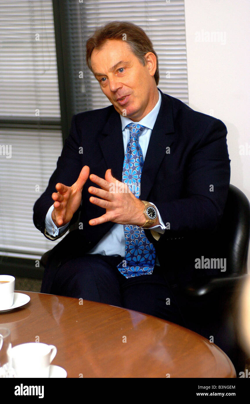 El Primer Ministro Tony Blair visita el Daily Mirror HQ en Canary Wharf, diciembre de 2004 Foto de stock