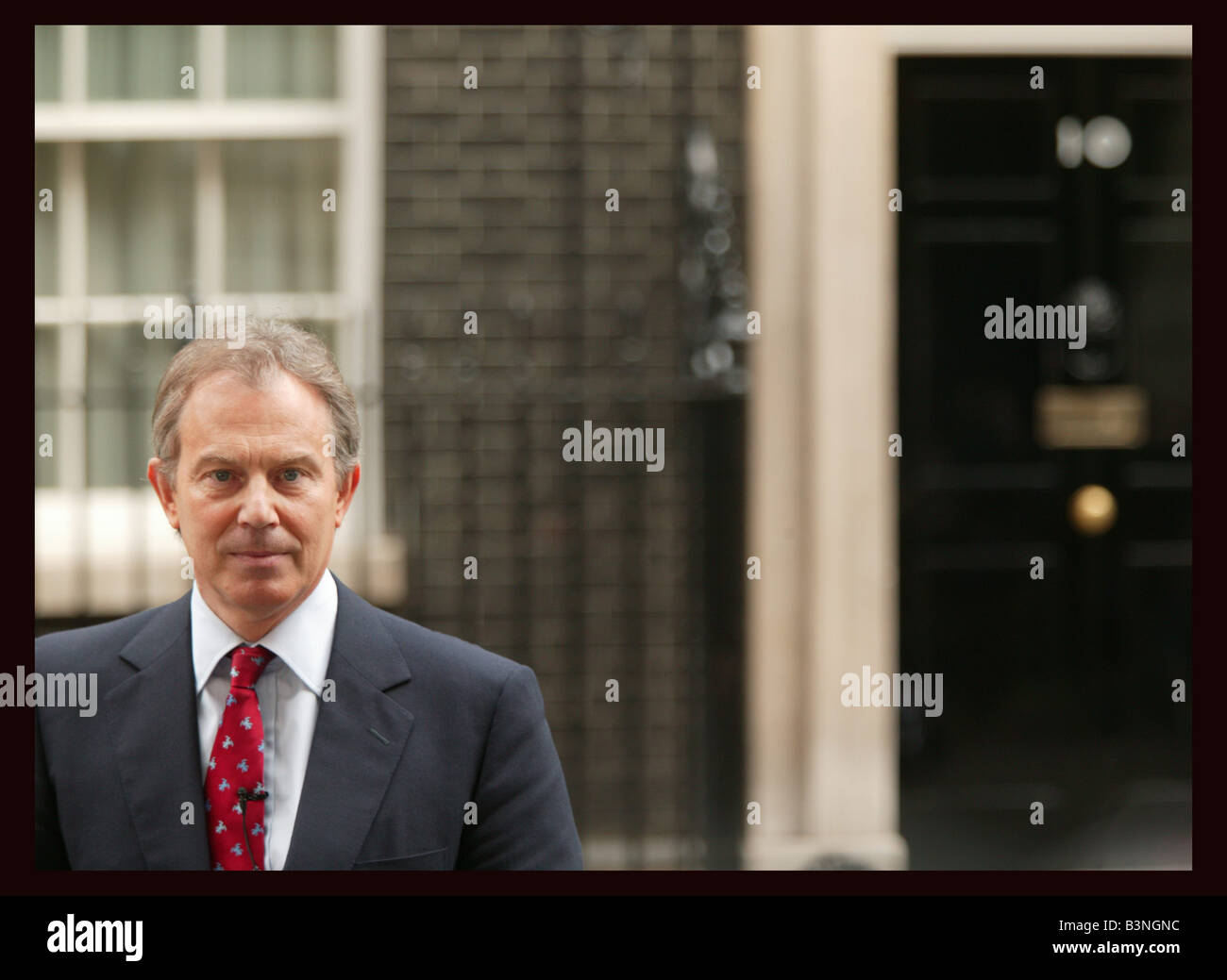El Primer Ministro Tony Blair en Downing Street llega hoy después de la reunión con la reina en el Palacio de Buckingham Marzo de 2005 Foto de stock