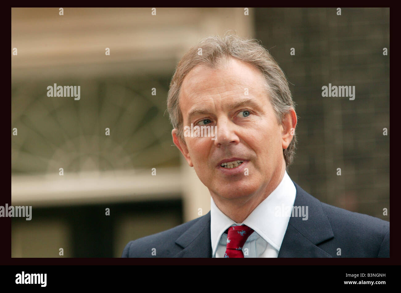 El Primer Ministro Tony Blair en Downing Street llega hoy después de la reunión con la reina en el Palacio de Buckingham de abril de 2005 Foto de stock
