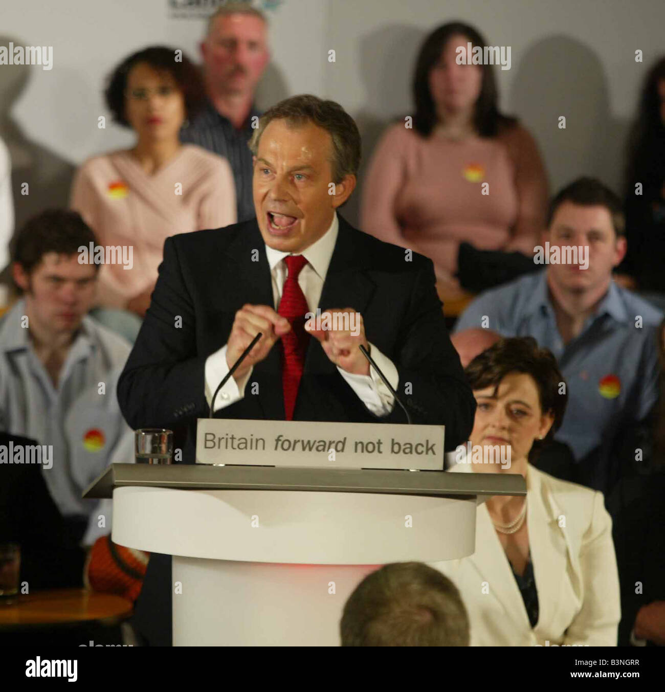 Tony Blair, Primer Ministro asistir a una reunión de adopción del Partido Laborista Sedgfield elegir a él como el candidato por el partido laborista en las elecciones celebradas en mayo de su esposa Cherie Blair relojes como se dirige a su audiencia de abril de 2005 Foto de stock