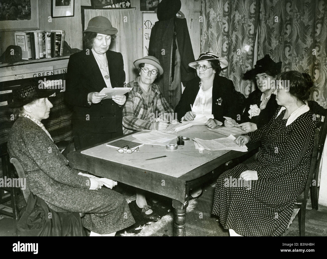 SYLVIA PANKHURST English suffragette presidiendo el Consejo de emergencia de guerra de mujeres en 1940 - véase la descripción a continuación. Foto de stock