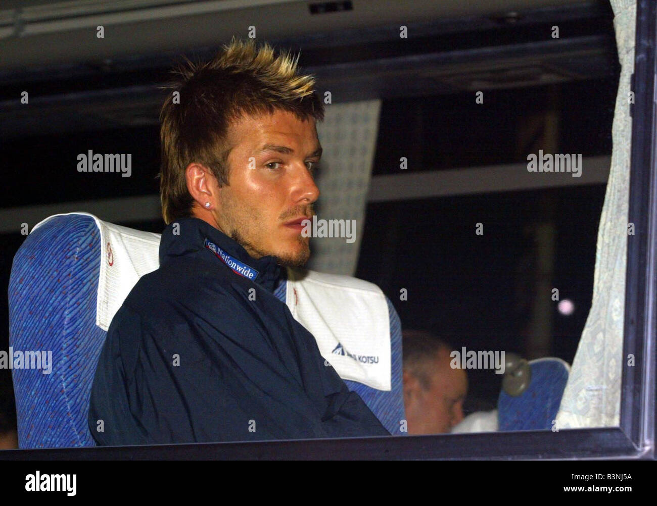 Escuadrón de fútbol de Inglaterra, de junio de 2002 David Beckham llega con Inglaterra equipo ver Brasil contra Bélgica en Kobe, Japón del estadio ala Foto de stock