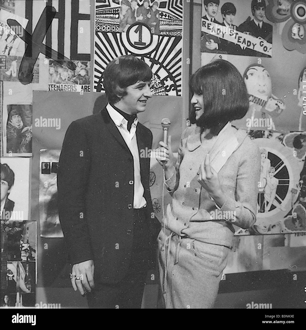 El baterista de los Beatles Ringo Starr en el set de Ready steady go con moderador Cathy McGowan Marzo de 1964 Foto de stock