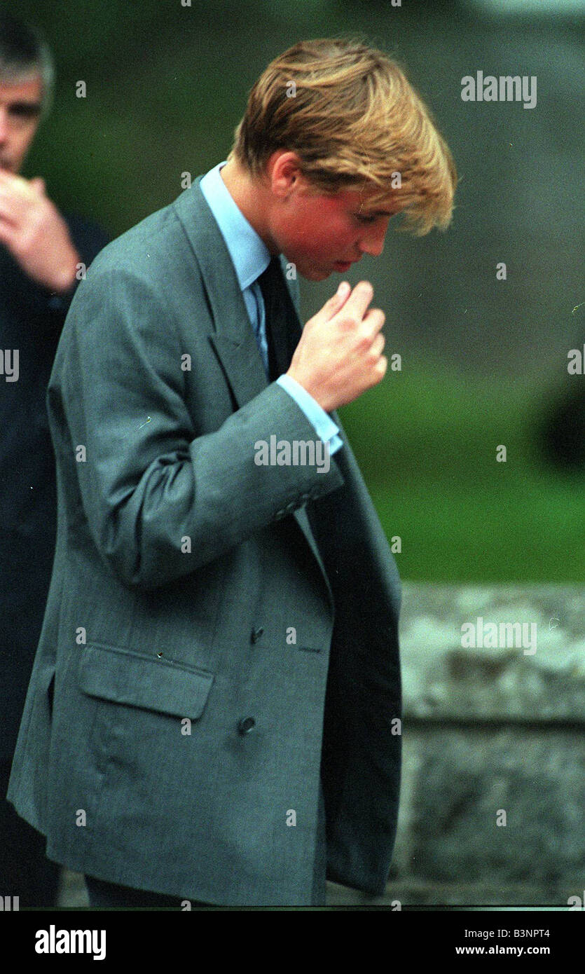 Muerte de la princesa Diana el 31 de agosto de 1997 Prince William trae una mano a su rostro mirando hacia abajo Mira Flores y homenajes a la izquierda en Foto de stock