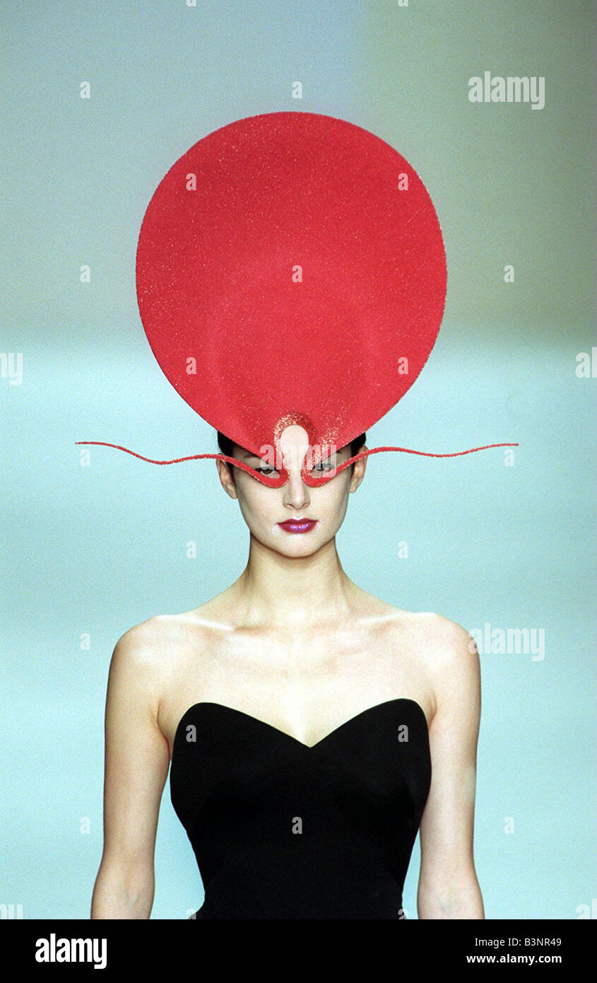 la-semana-de-la-moda-de-londres-de-febrero-de-1998-el-disenador-philip-treacy-fashion-show-hat-b3nr49.jpg