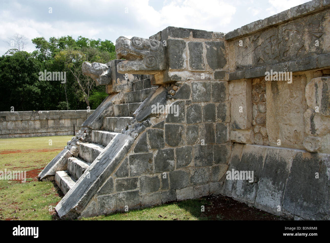 La plataforma de las águilas y Los Jaguares, sitio arqueológico Chichen  Itzá, Yucatán, México Peninsular Fotografía de stock - Alamy