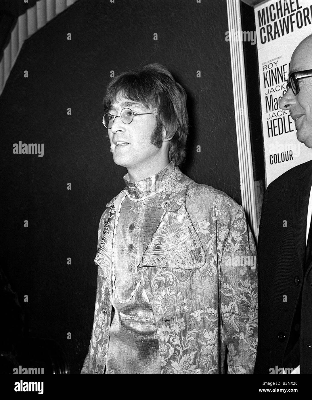 John Lennon de los Beatles atiende el estreno de la película Cómo gané la guerra en Piccadilly Circus que protagoniza Octubre de 1967 Foto de stock