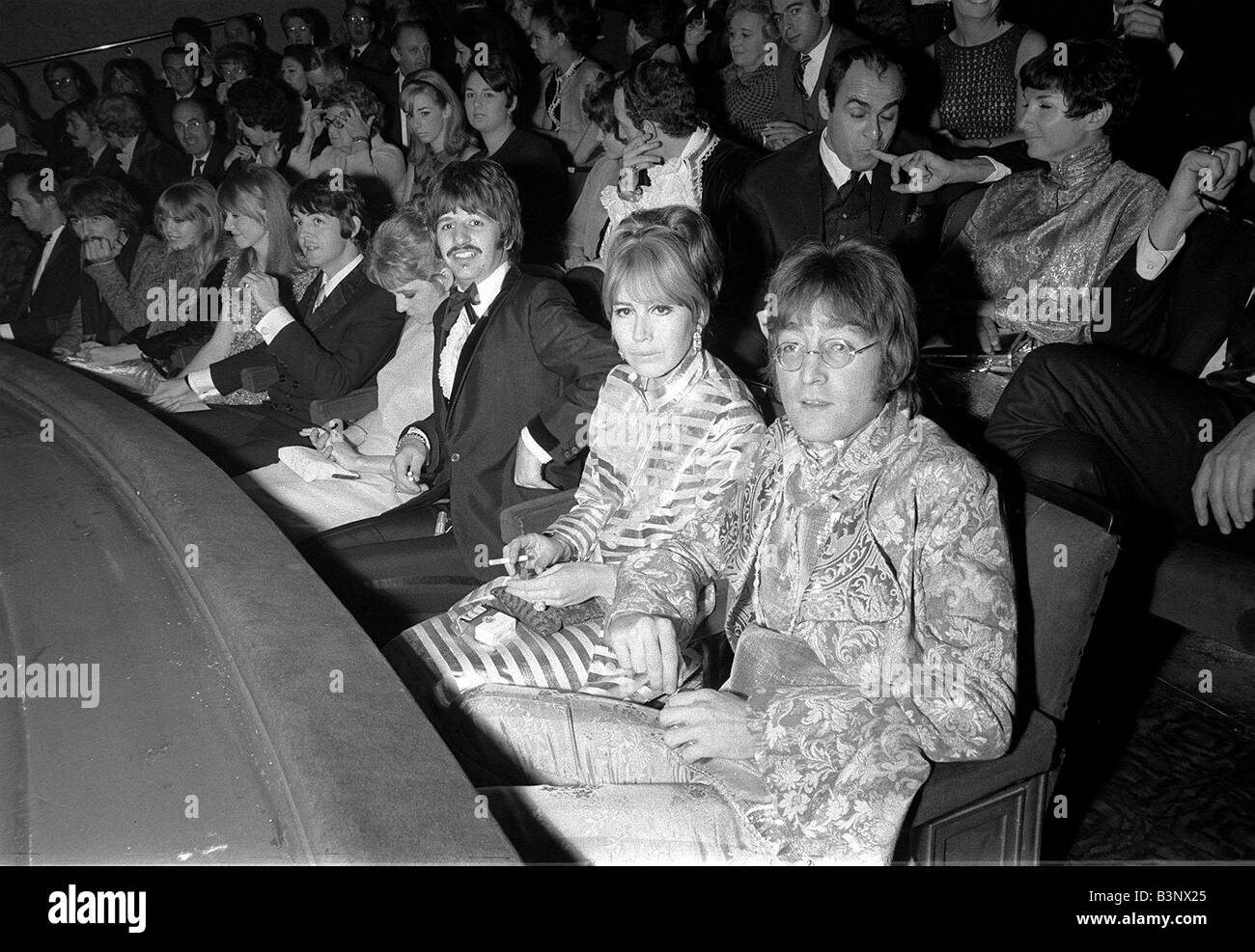 Los Beatles en estreno de Cómo gané la guerra con sus esposas protagonizada por John Lennon en Piccadilly Circus de octubre de 1967 Foto de stock