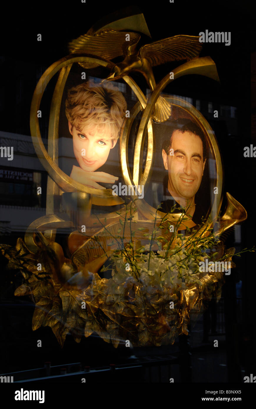 Memorial de la Princesa Diana y Dodi al Fayed Harrods en Knightsbridge Londres Inglaterra ventana Foto de stock