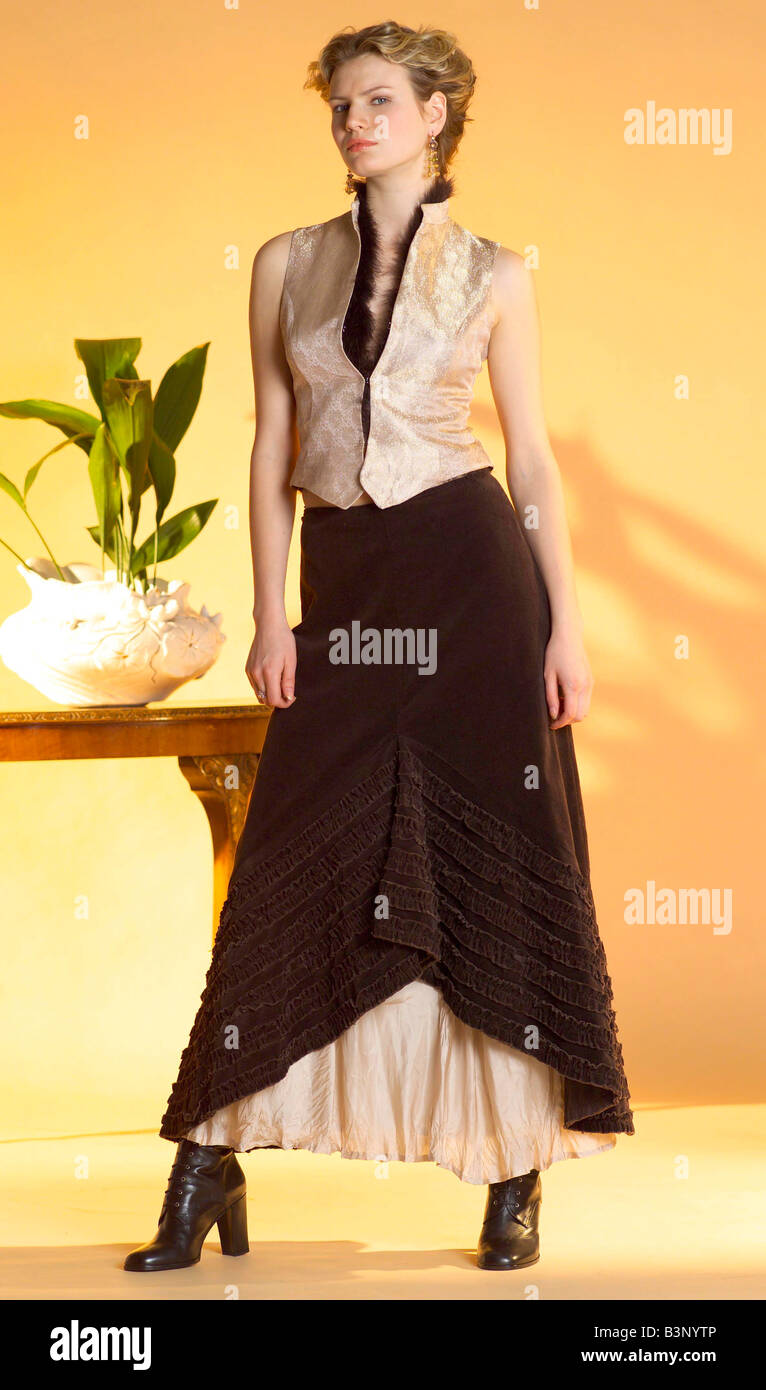 Característica de la moda eduardiana de noviembre de 2002 un modelo que  lleva una falda y botas Fotografía de stock - Alamy