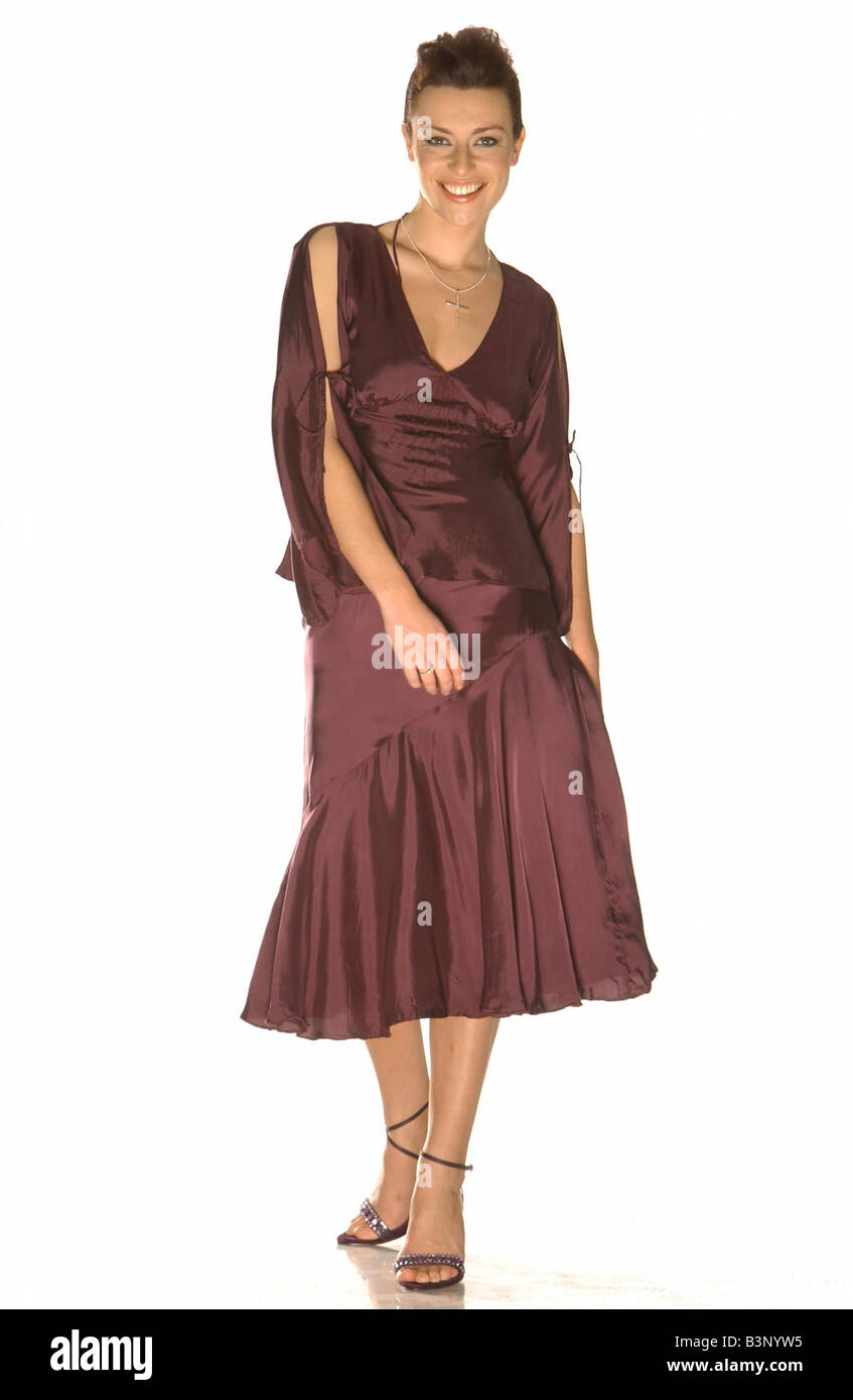 Ir vestidos elegantes de moda de diciembre de 2002, la característica del  modelo Pix Studio retrato vistiendo un kimono de raso ciruela top  Fotografía de stock - Alamy