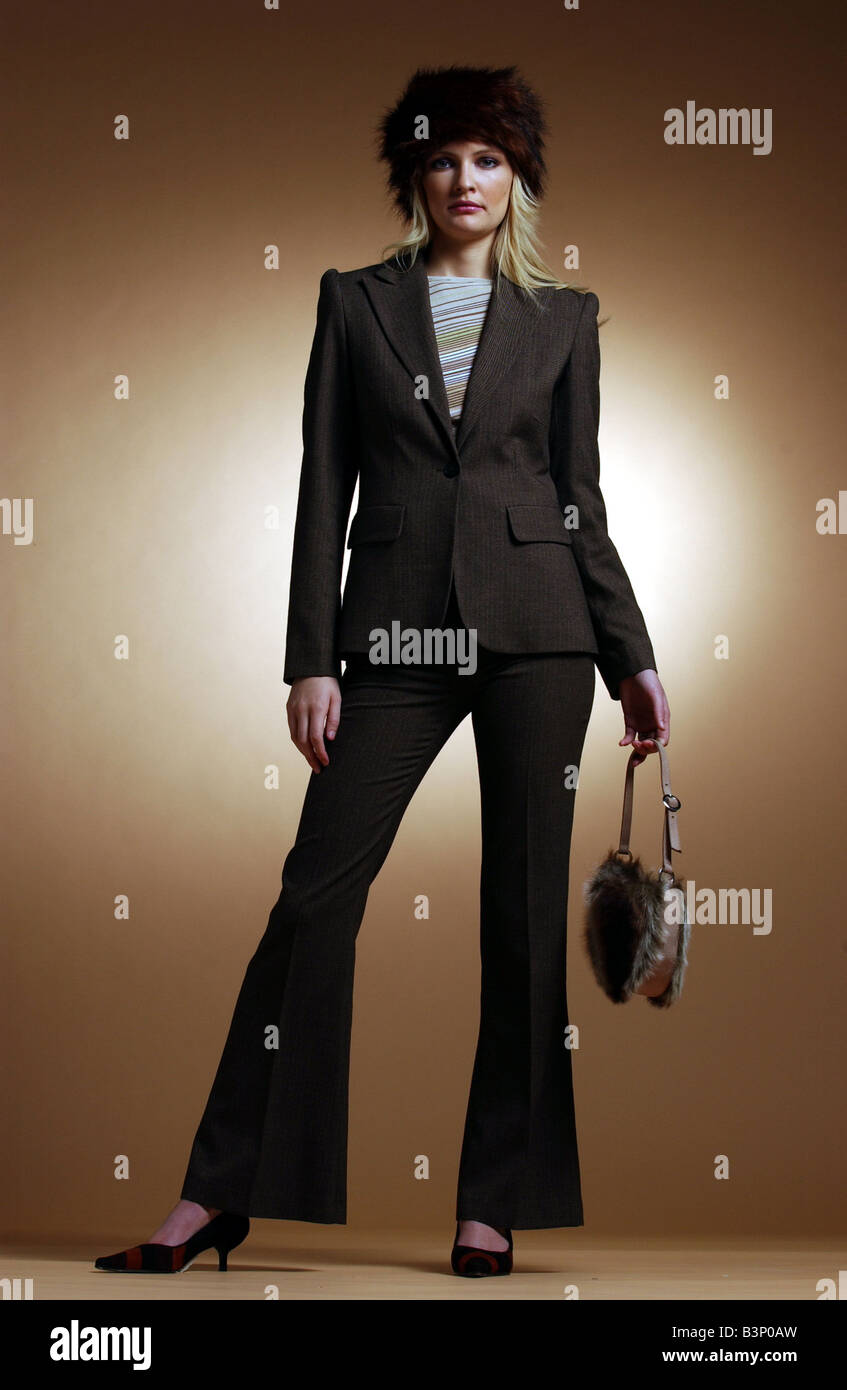 Jane Stenton vistiendo un traje chaqueta y pantalón acampanado con tacones  altos de enero de 2004 Fotografía de stock - Alamy