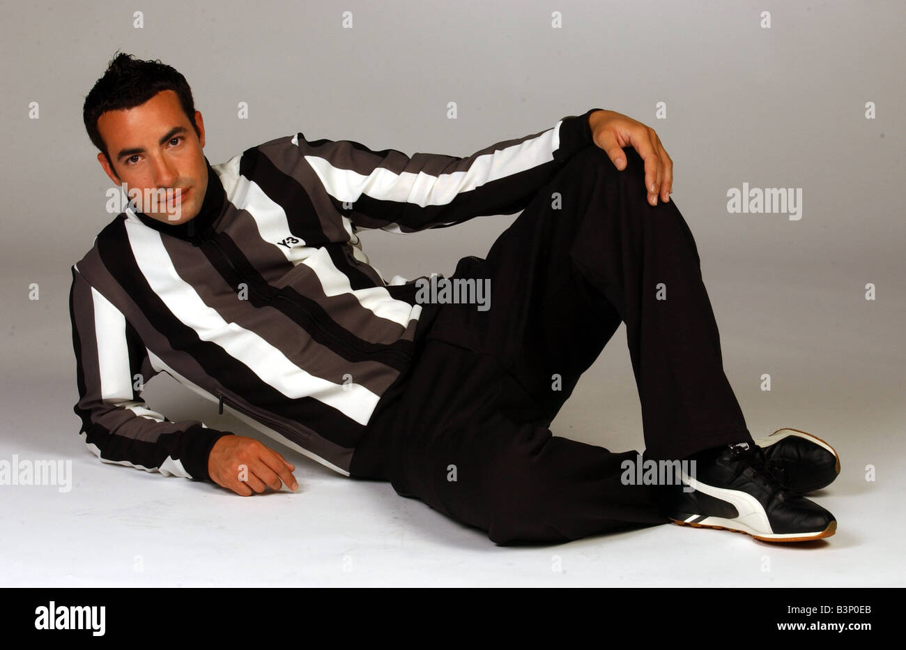 Moda masculina de junio de 2003 Mehdi Stuart vistiendo y Adidas Y3 tracktop  con pantalones negros y formadores Fotografía de stock - Alamy