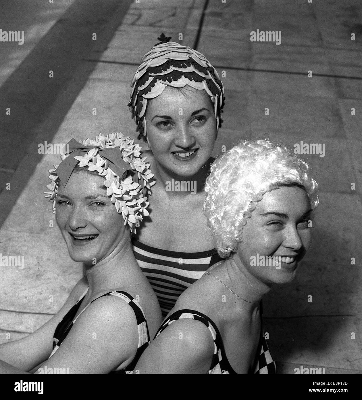Traje de baño Fashion gorros de baño 1964 fotos tomadas en Blackpool, tres  mujeres en una piscina de natación portando sombreros decorados con adornos  y flores Fotografía de stock - Alamy