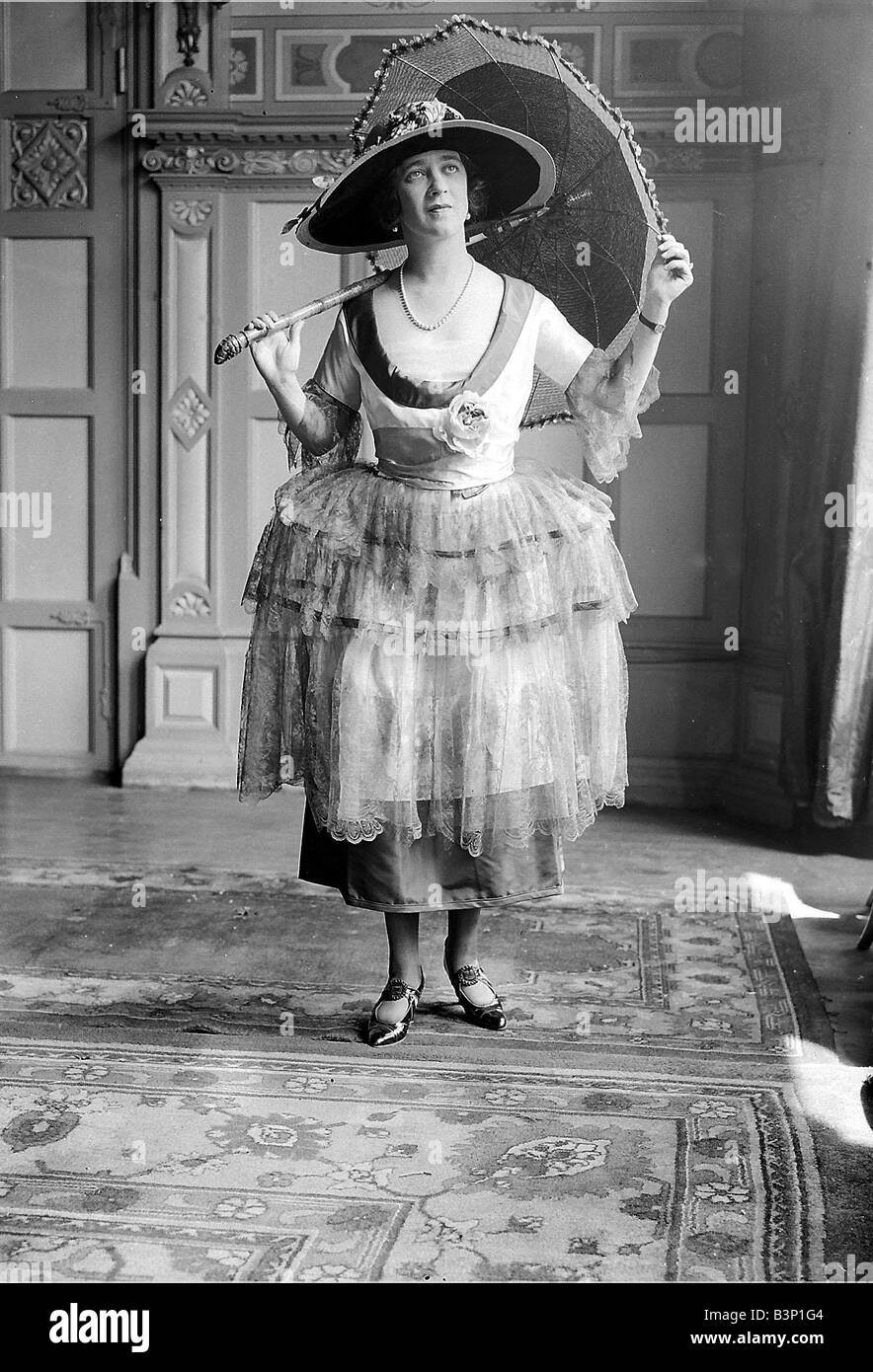 1921 ropa de mujer ropa de moda Ascot Ascot modas 1920 Dame Attalini  vistiendo una levita Ascot de junio de 1921 Fotografía de stock - Alamy