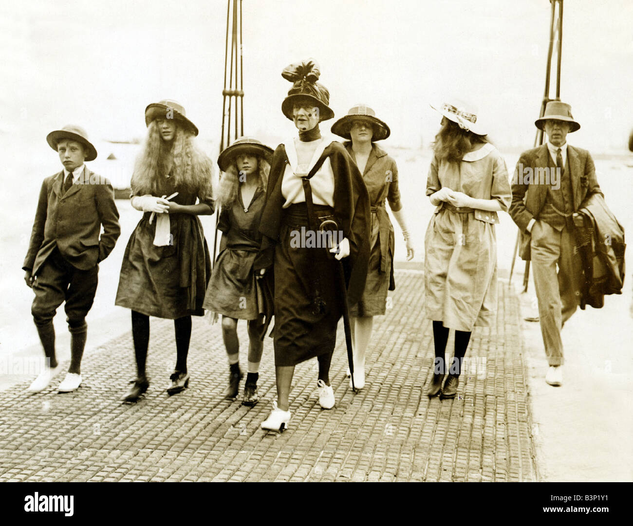 Ropa de moda 1920 La Sra. Guinness y sus niños en Cowes en vacaciones uso  diurno vestidos de algodón y los sombreros de paja de agosto de 1921  Fotografía de stock - Alamy