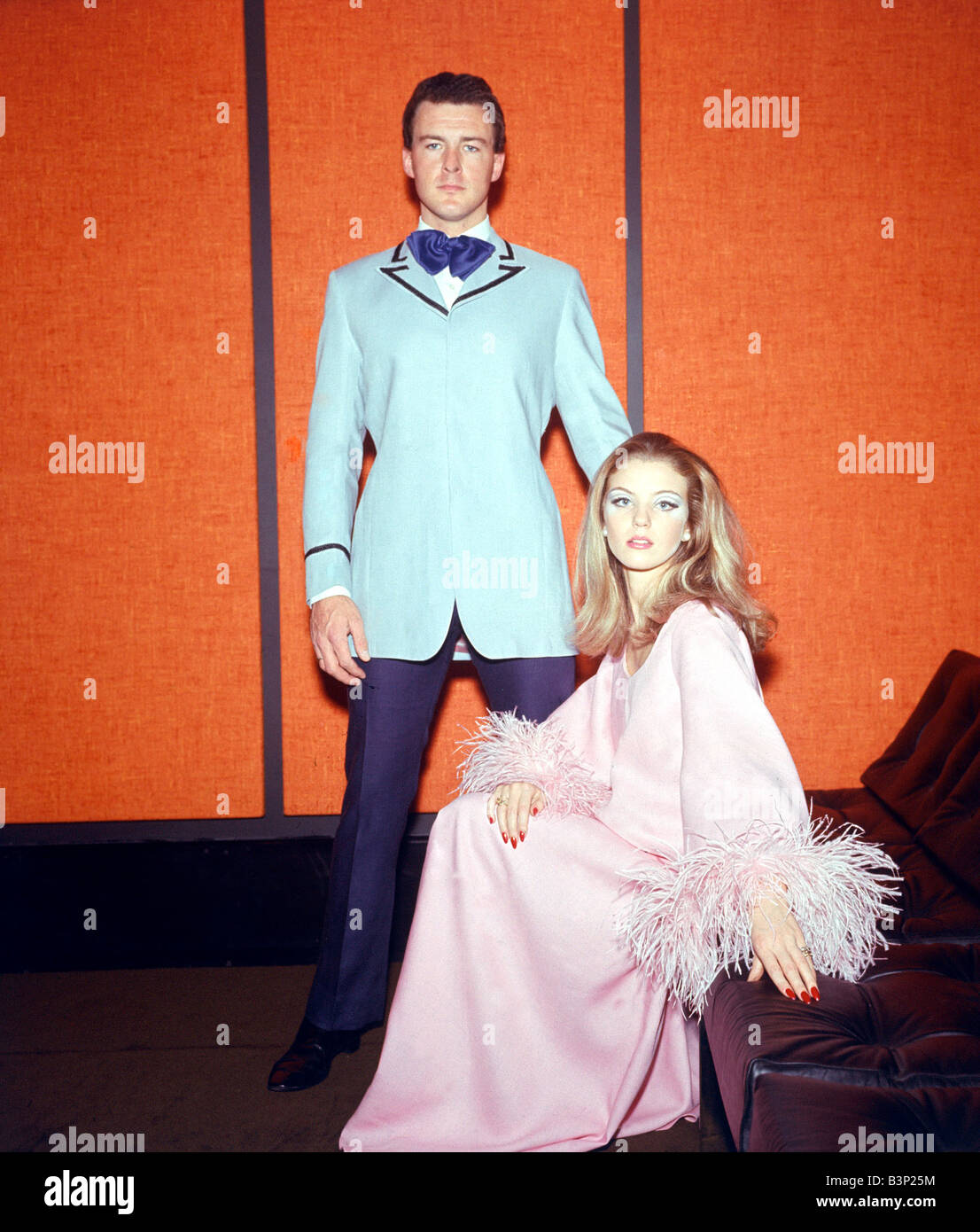 60 1960 Moda Hombre ropa de bebé chaqueta azul marino y pantalones Womin  ascot en baby pink vestido con manguitos mullidas Fotografía de stock -  Alamy