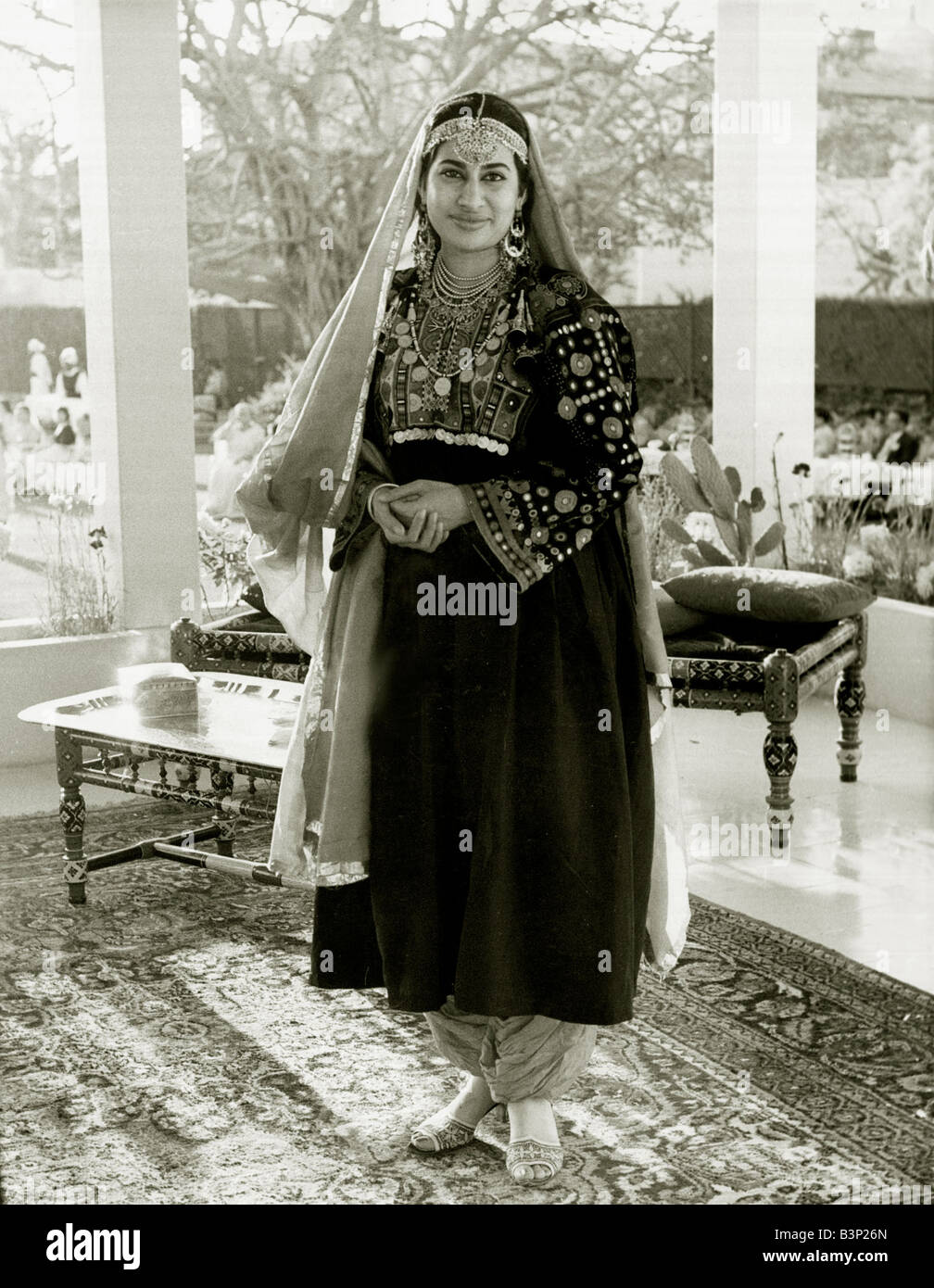 Traje pakistaní se muestra a la reina en el Ladies recepción en Karachi  durante el recorrido real del Pakistán el beluchi un rojo brillante Shalwar  íntimamente envuelto en la joyería de oro
