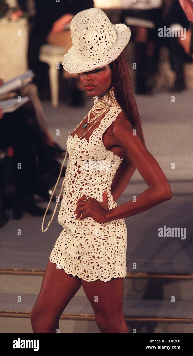 La supermodelo Campbell vistiendo ropa de Christian diseñado por el diseñador inglés John Galliano, usando un poco de blanco vestidos estampados y coincidencia de HAT Fotografía stock - Alamy