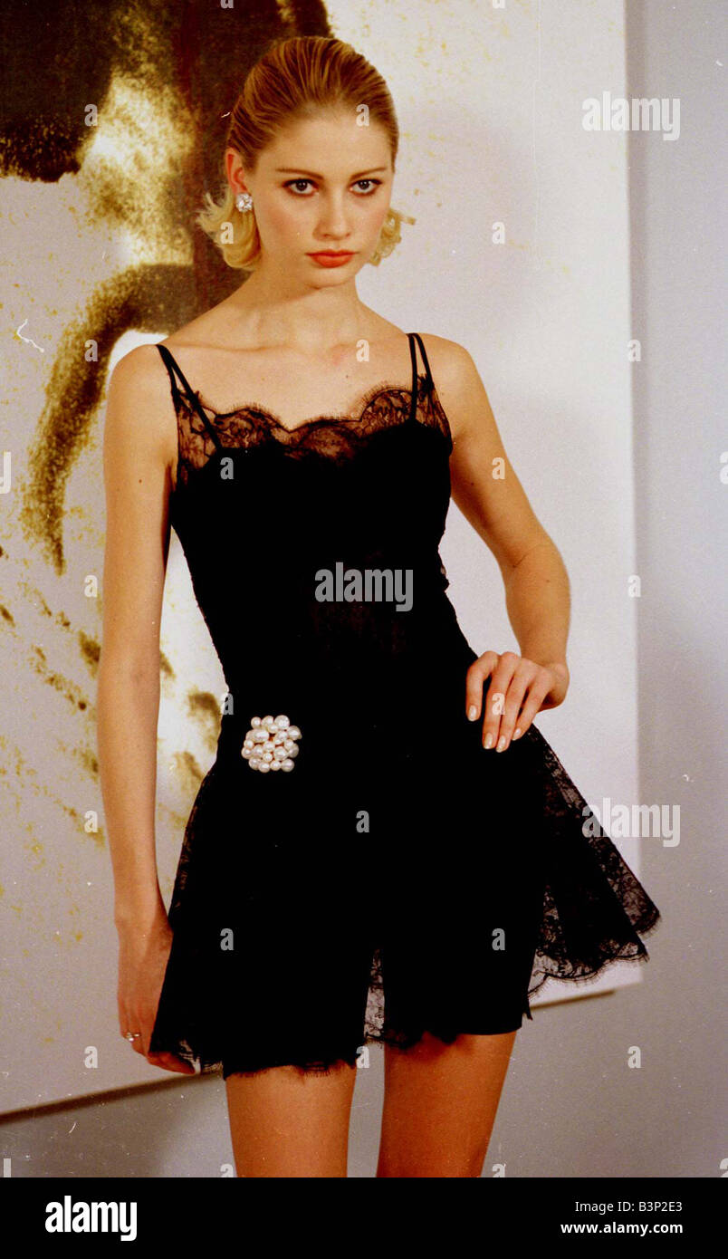 Vestido de encaje negro fotografías e imágenes - Alamy