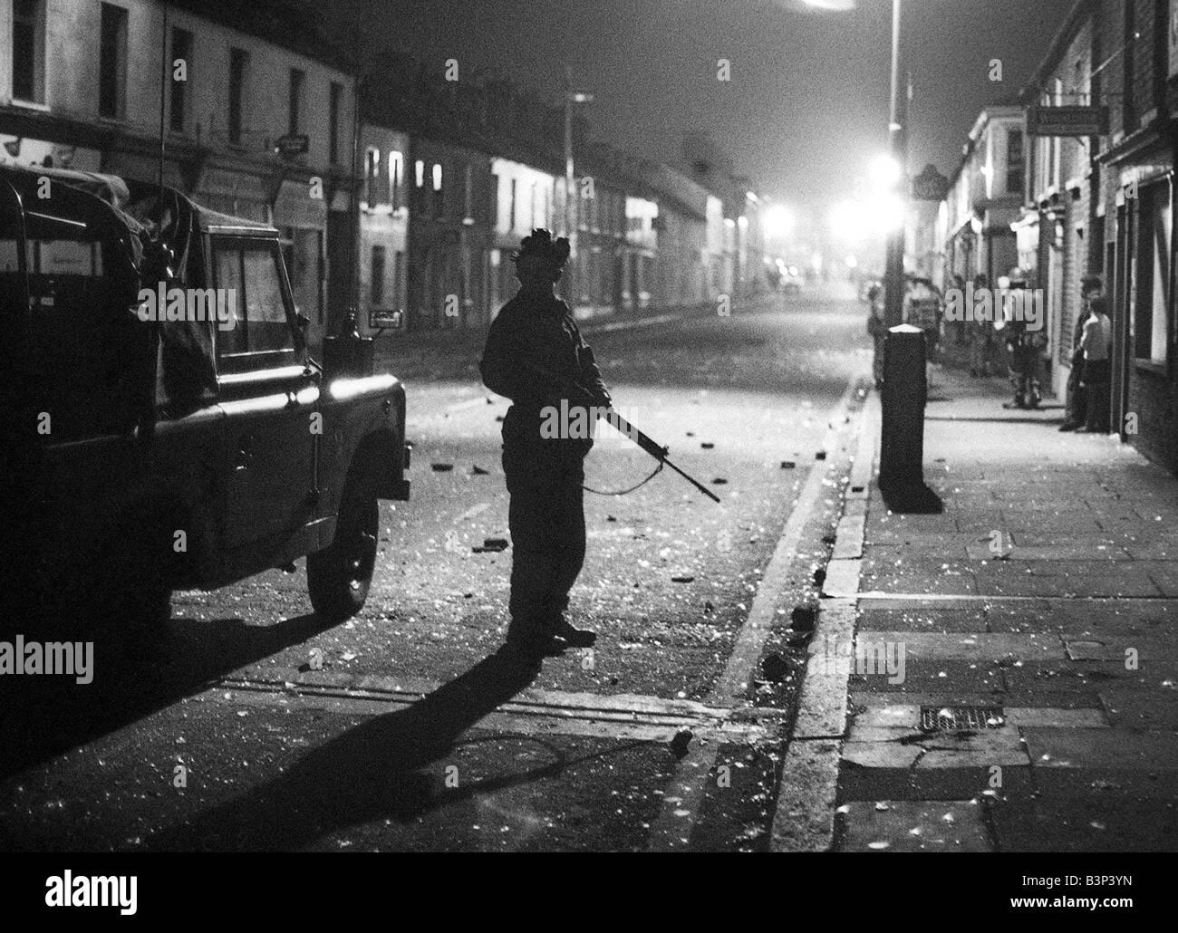 Soldados del ejército de las tropas británicas en Irlanda del Norte, de octubre de 1969 soldados patrullan los disturbios en 1969 los fanáticos unionista protestante promovió una serie de graves disturbios planificado previamente contra los católicos en agosto de 1969, los protestantes destrozó las calles de Belfast y Derry entraron en los barrios e incluso algunas casas del pueblo católico, el 12 de agosto los disturbios wereturned a las turbas naranja de la UVF tocaron las nubes de gas lacrimógeno a través de los barrios católicos el 14 de agosto, los católicos se rebelaron a través de los dos días de violentos disturbios durante los dos días de Foto de stock