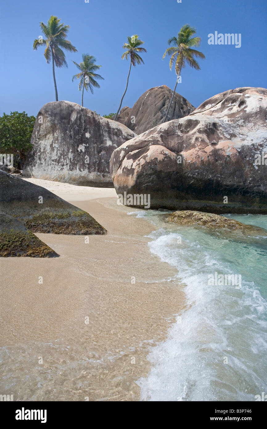 Grandes cantos rodados en una playa en Los Baños de Virgen Gorda, Islas Vírgenes Británicas en el Caribe oriental. Foto de stock