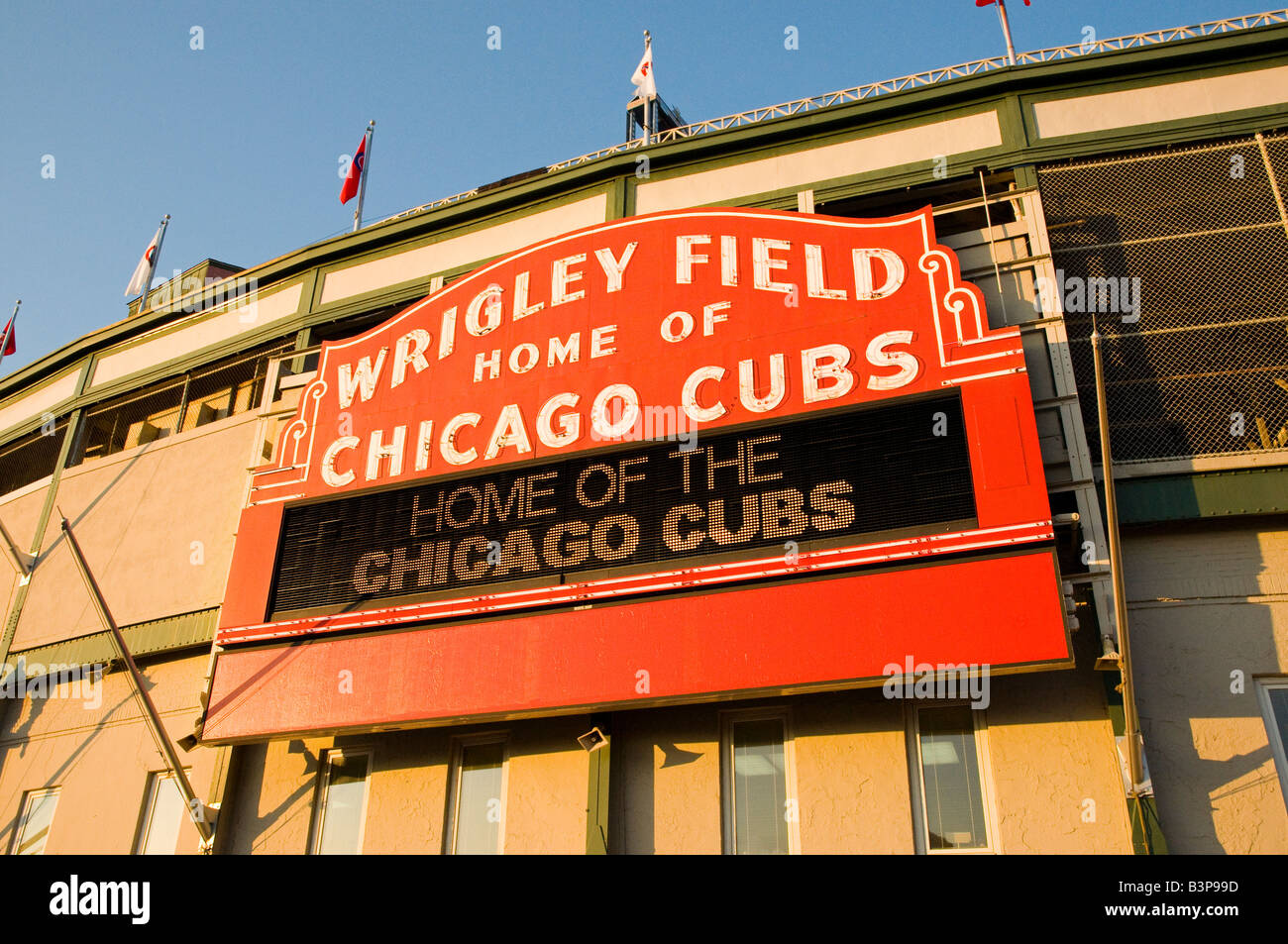 El Wrigley Field de Chicago cartel de neón histórico Foto de stock
