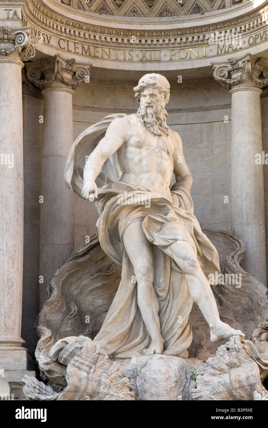 Neptuno es la figura central en la fuente de Trevi en Roma Italia Foto de stock