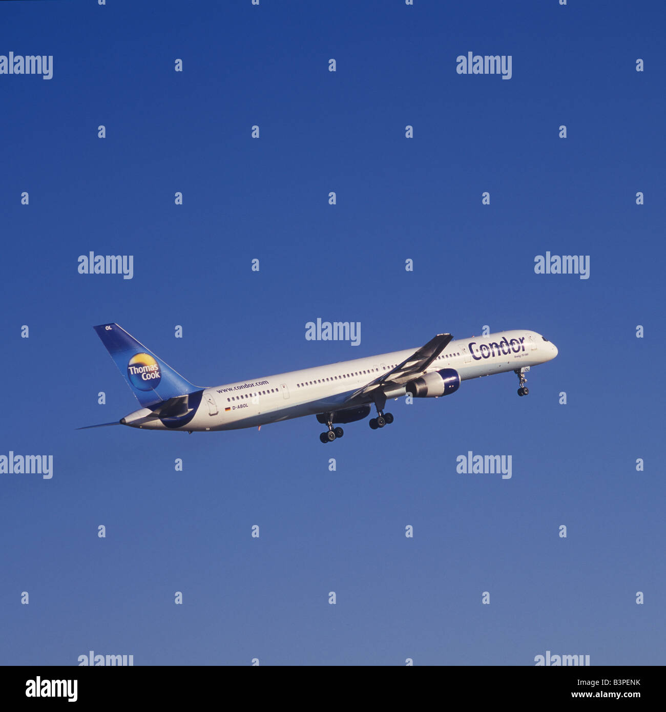 Thomas Cook / aviones Condor ( Reg. D-ABOL, Boeing 757-300 ) en el despegue desde el aeropuerto de Palma de Mallorca. Foto de stock