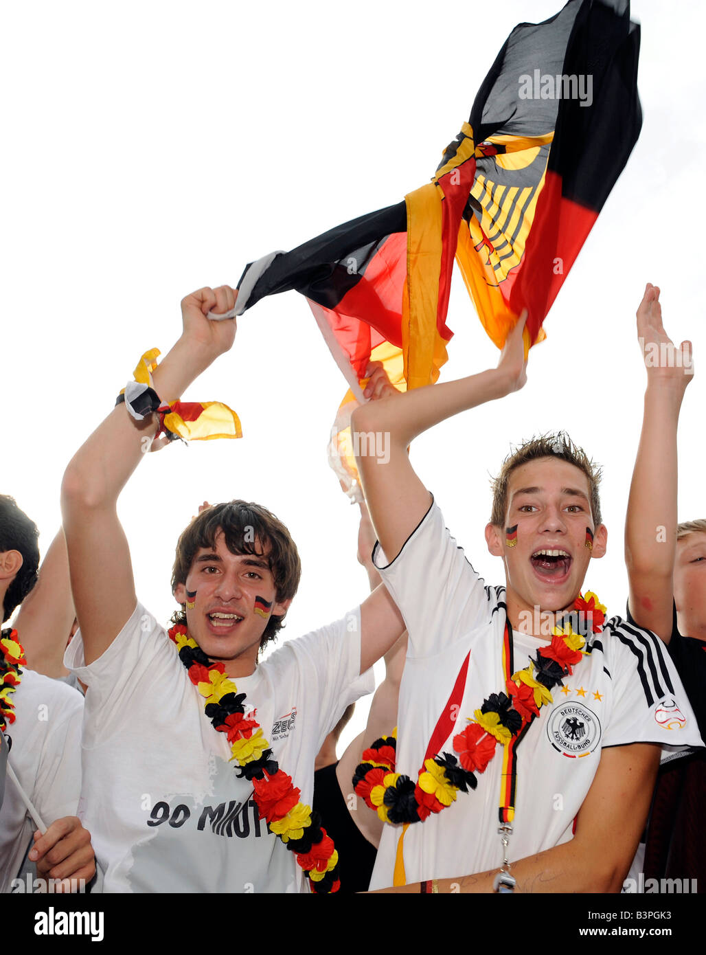 Los seguidores de la selección nacional de fútbol alemán agitando una bandera en la plaza Schlossplatz, Baden-Wurtemberg, Alemania, Europa Foto de stock