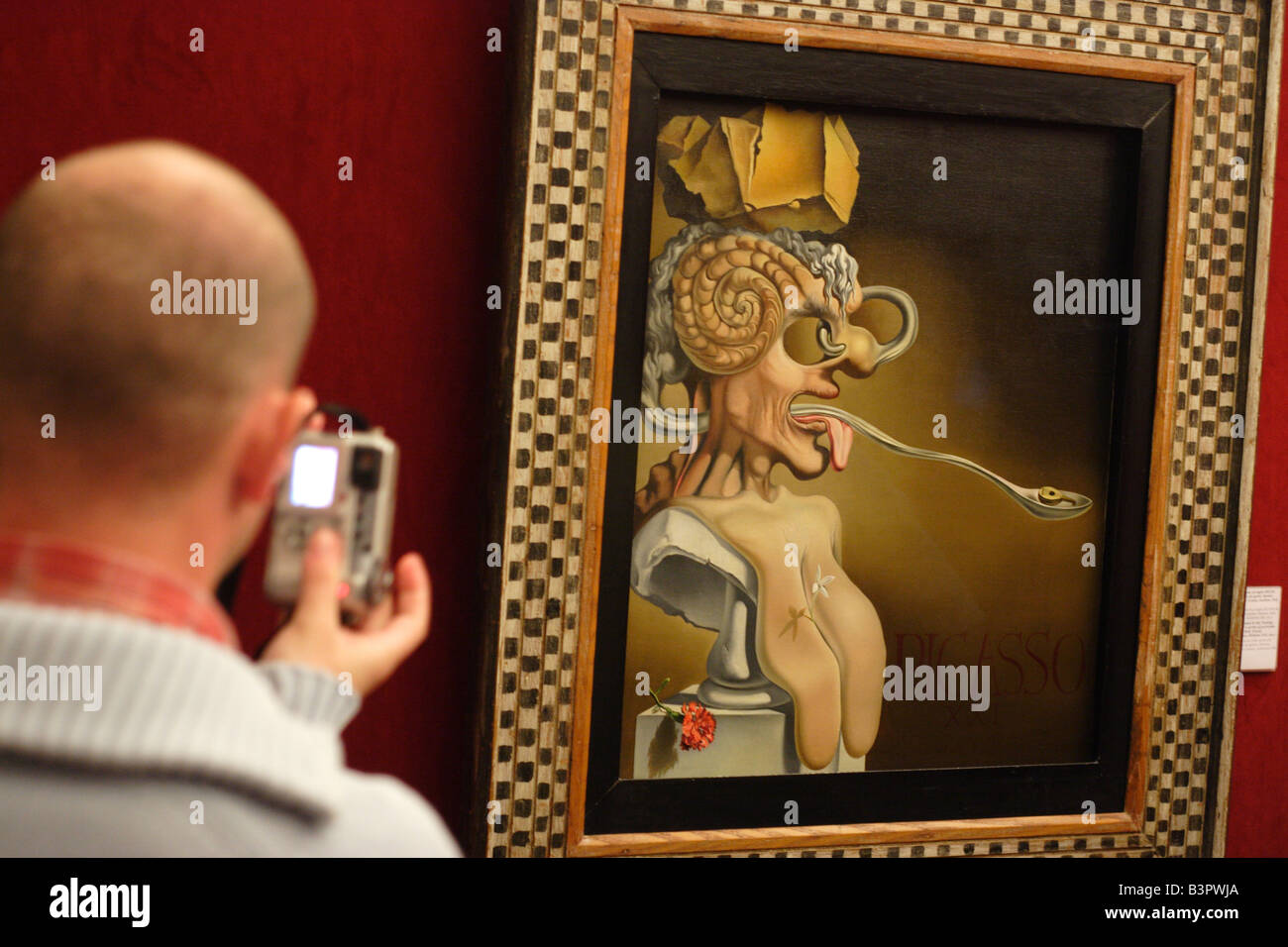 Un turista fotografiando famoso cuadro de Salvador Dalí de Figueres, España. Foto de stock