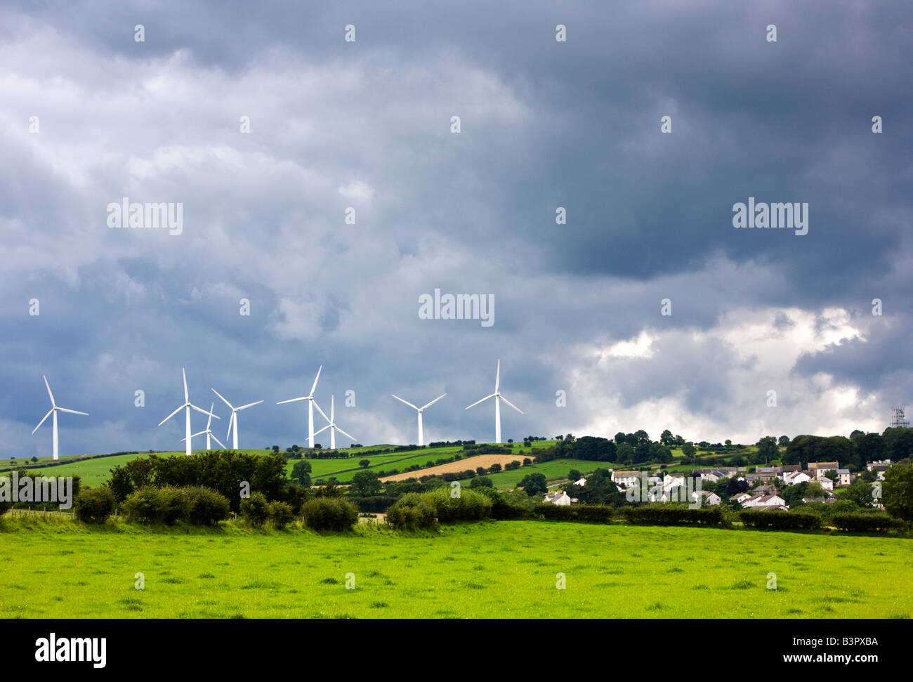 Parque eólico junto a la pequeña aldea de Bothel en Cumbria, Lake District, Inglaterra, Reino Unido. Foto de stock