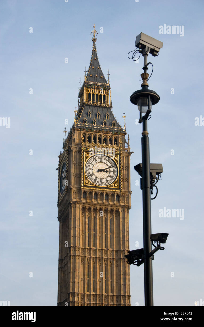 Big Ben con cámara de circuito cerrado de seguridad polo en Londres en  primer plano Fotografía de stock - Alamy