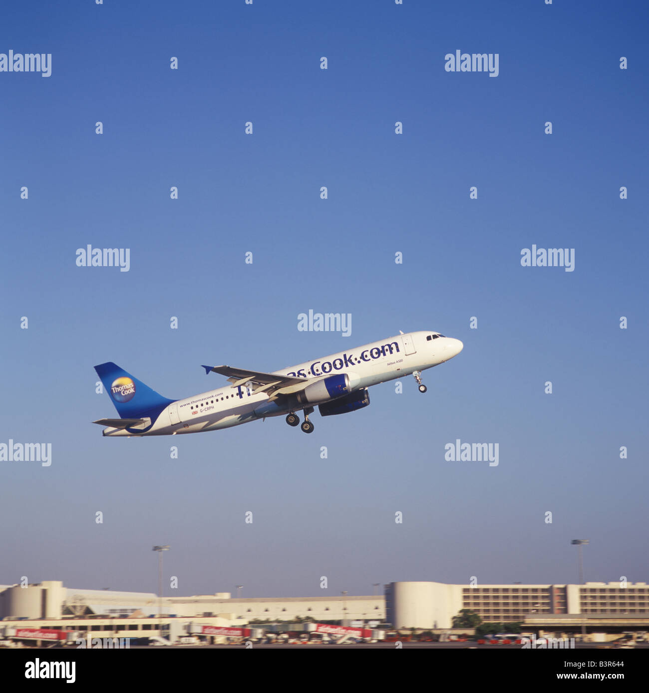 Thomas Cook aeronaves ( Reg. G-CRPH, Airbus A320 ) en el despegue desde el aeropuerto de Palma de Mallorca, Islas Baleares, España. Foto de stock