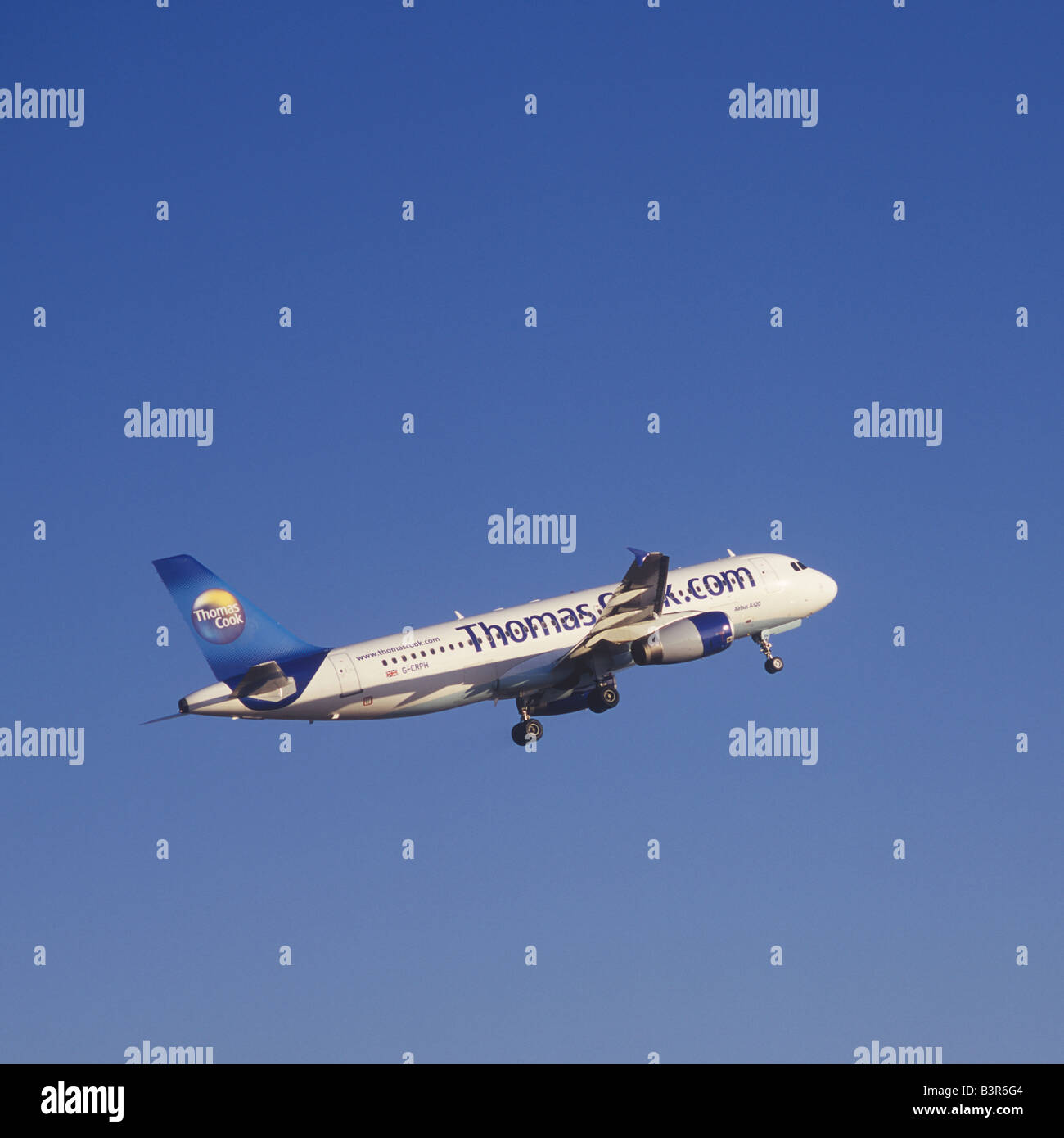 Thomas Cook aeronaves ( Reg. G-CRPH, Airbus A320 ) en el despegue desde el aeropuerto de Palma de Mallorca, Islas Baleares, España. Foto de stock