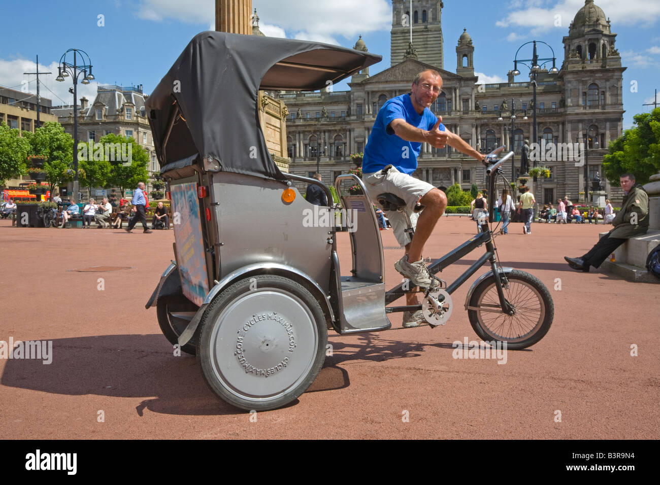 Tommy Brown, montar su bicicleta Rickshaw Turística en George Square Glasgow Escocia Foto de stock
