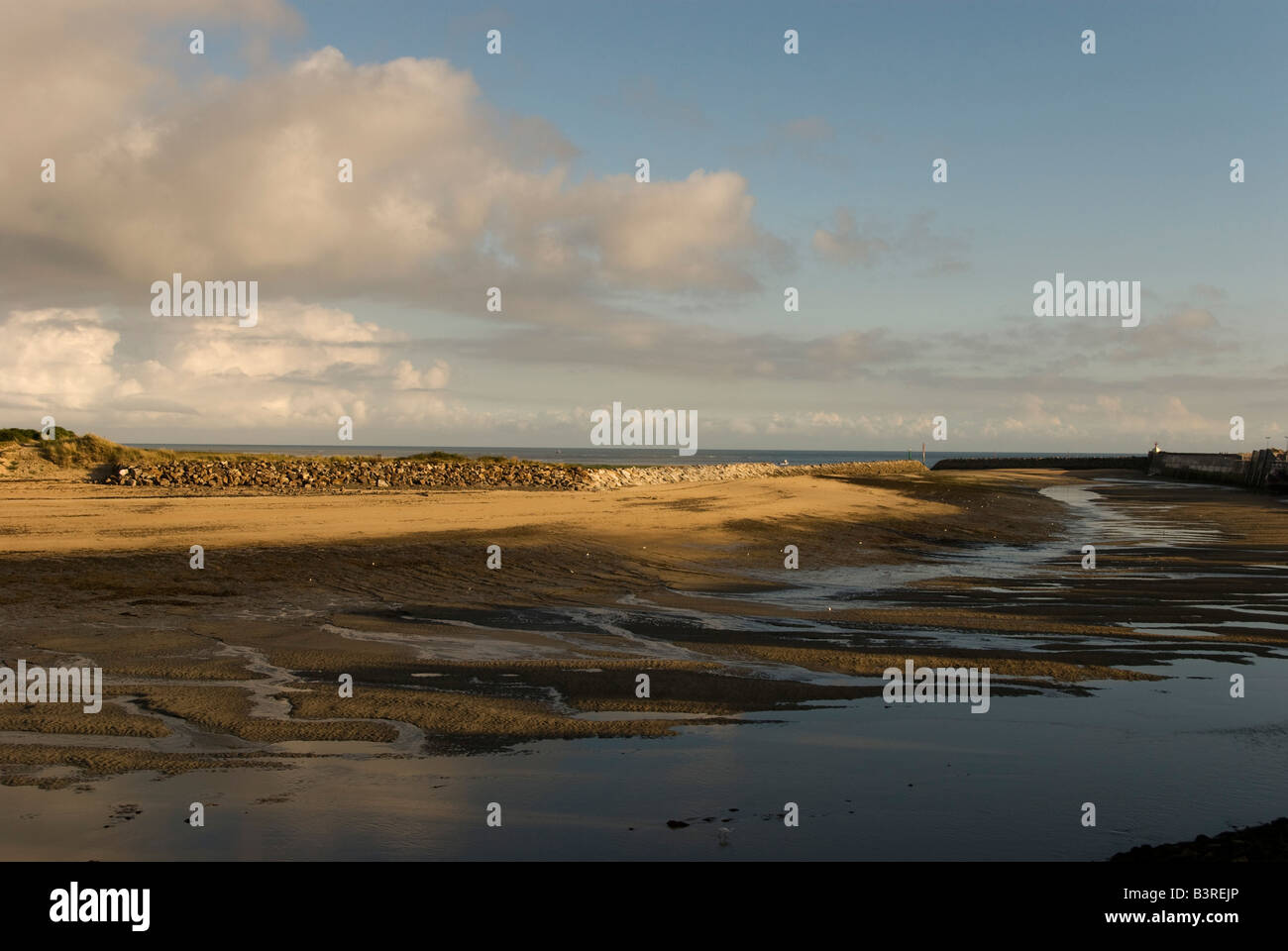 Carteret, Normandía, Francia. El puerto en marea baja, la luz del atardecer Foto de stock