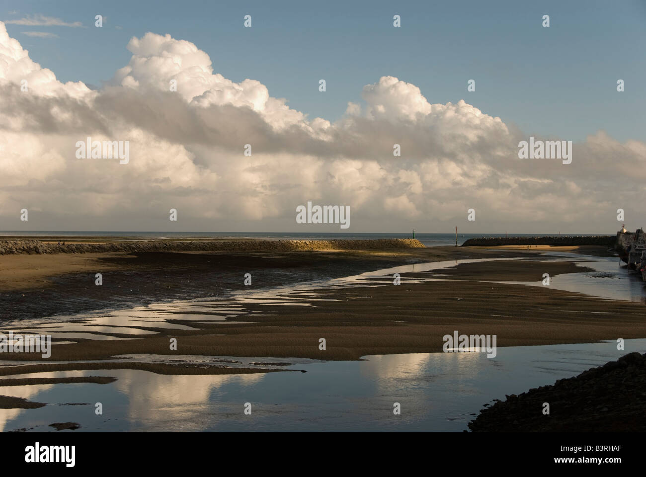 Carteret, Normandía, Francia. El puerto en marea baja, la luz del atardecer Foto de stock