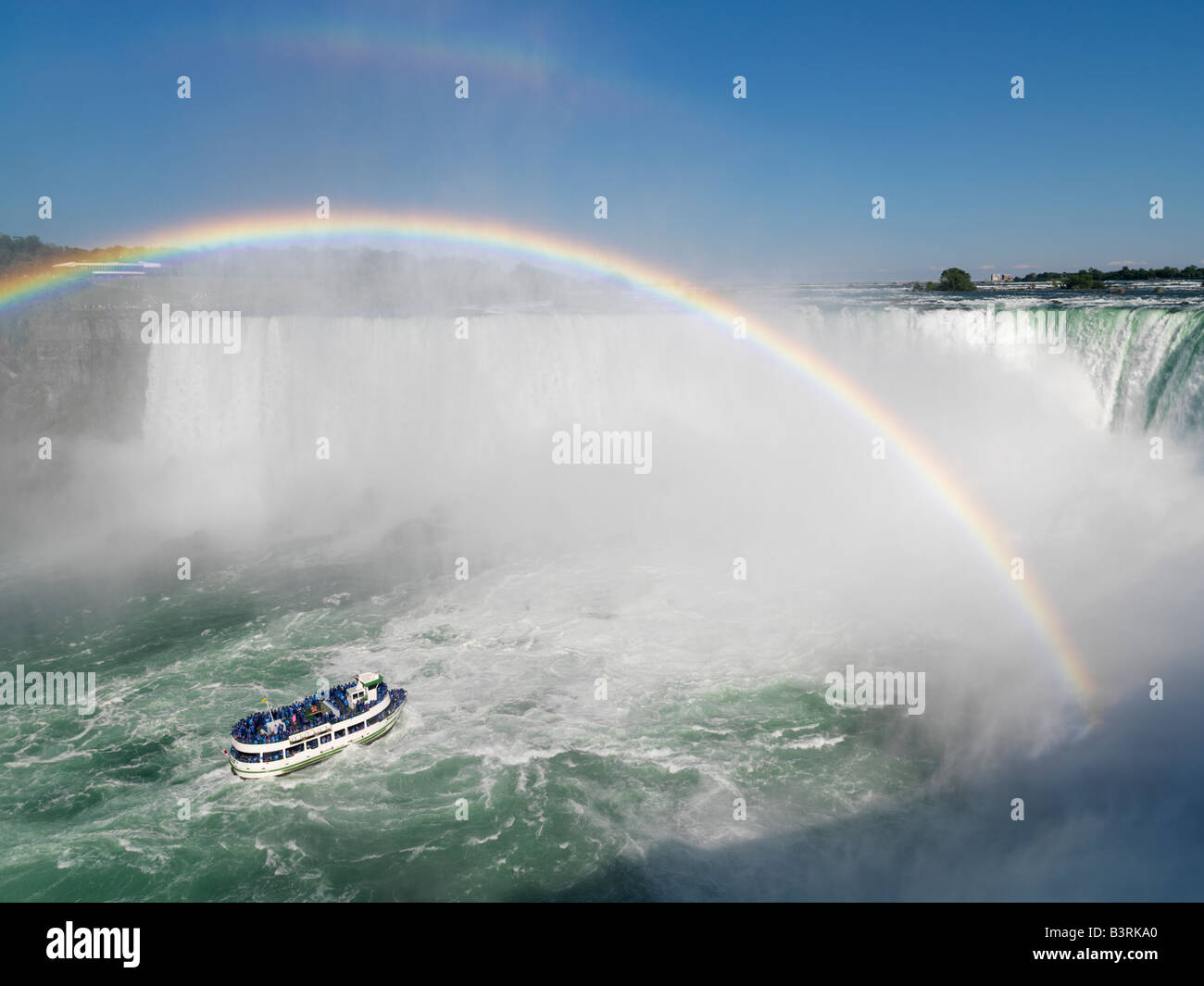 Ontario,Canadá,Niagara Falls, Maid of the Mist barco acercándose a las cataratas canadienses con un arco iris Foto de stock