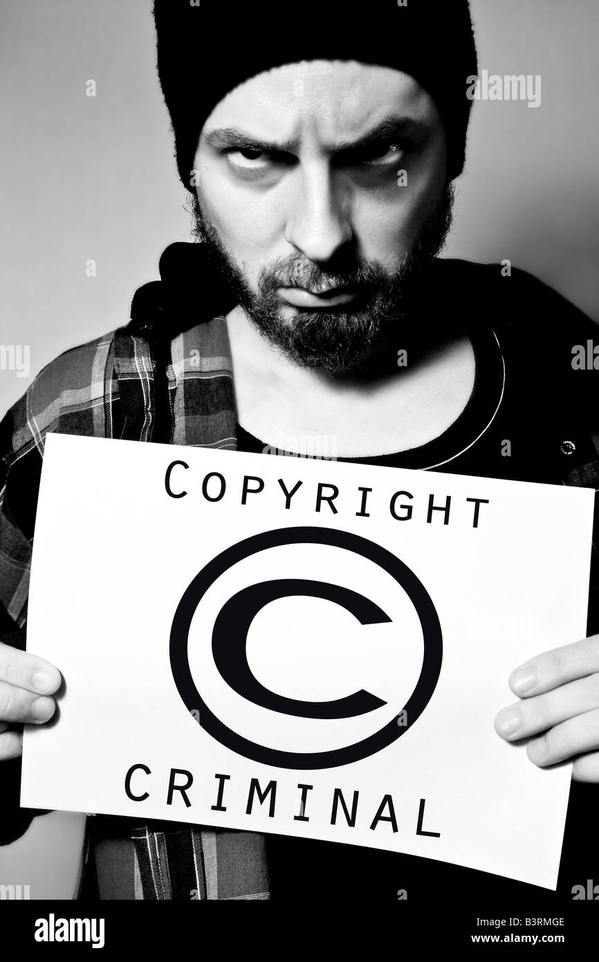 Hombre detenido por violar las leyes de copyright Foto de stock
